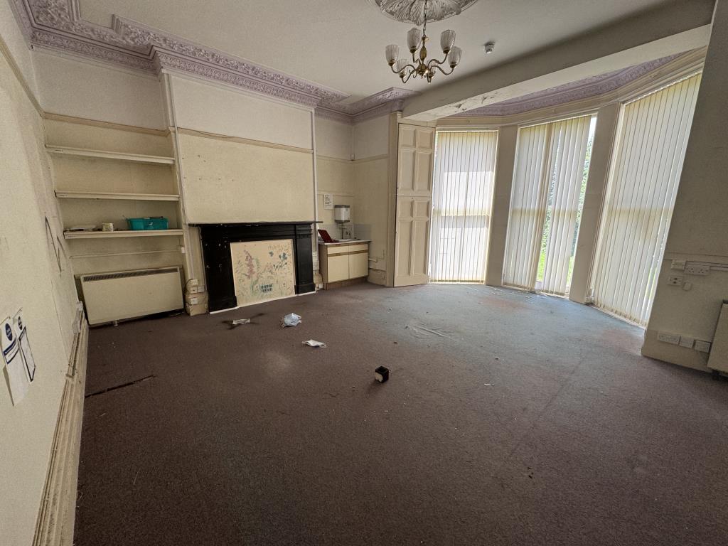 Lot: 18 - DETACHED PROPERTY WITH POTENTIAL AND LARGE CAR PARK - Office